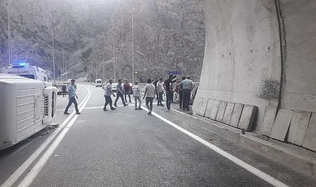 Minibüs devrildi: 11 yaralı