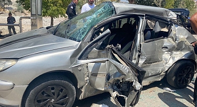 Minibüs ile otomobil çarpıştı: Yaralılar var