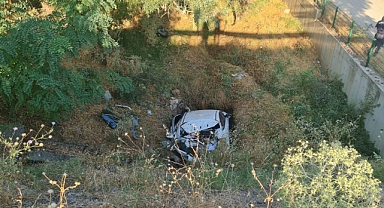 Otomobil dereye uçtu, 2'si ağır 4 kişi yaralandı