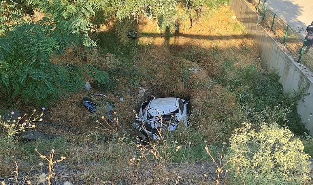 Otomobil dereye uçtu, 2'si ağır 4 kişi yaralandı