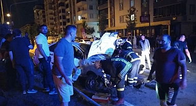 Otomobil orta refüje çarptı: 2 yaralı