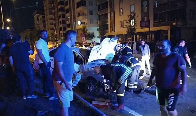 Otomobil orta refüje çarptı: 2 yaralı