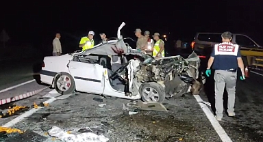 Otomobil traktöre çarptı: ölü ve yaralılar var