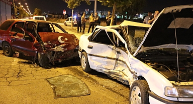 Otomobiller çarpıştı: 1'i ağır 5 yaralı