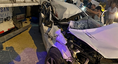 Park halindeki tıra çarpan otomobil hurdaya döndü: 2 ölü, 2 yaralı