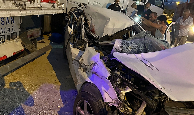 Park halindeki tıra çarpan otomobil hurdaya döndü: 2 ölü, 2 yaralı