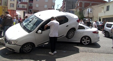 Refüje çıkan aracın altına otomobil girdi: 2 yaralı