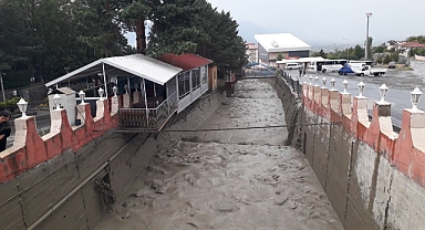 Sağanak yağış derelerden sel getirdi