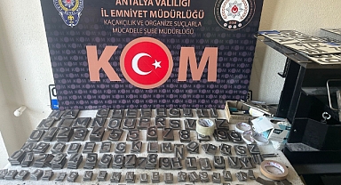 Sahte plakalar bastı, satışa çıkardı