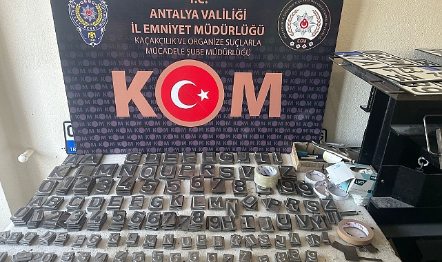 Sahte plakalar bastı, satışa çıkardı
