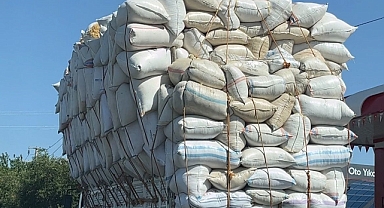 Saman yüklü kamyon trafiği tehlikeye attı