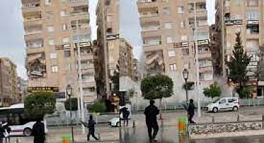 Şanlıurfa'da depremden hasar gören bina ıslık sesiyle yıkıldı