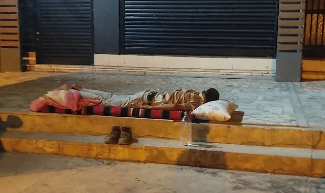 Şanlıurfa'da eşi eve almayınca adam sokakta uyudu