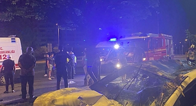 Süratli araç ağaca çarptı: 4 yaralı