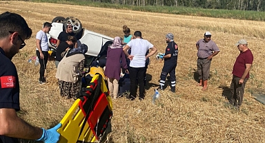 Takla atan otomobil tarlaya devrildi: 4 yaralı