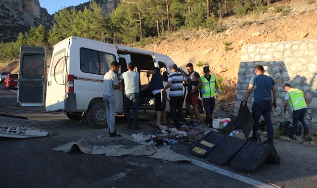 Tarım işçilerini taşıyan minibüs kaza yaptı: çok sayıda ölü ve yaralı var