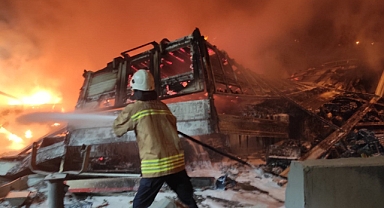 Tır otoyol gişelerine çarpıp yandı: 2 yaralı