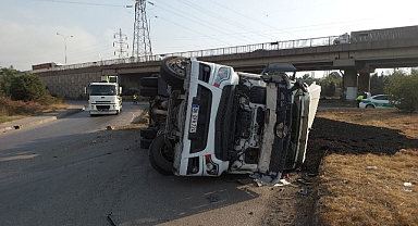 Tır virajı alamayınca tonlarca kömür yere döküldü