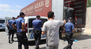 Tırın dorsesinde 70 civarında kaçak göçmen yakalandı