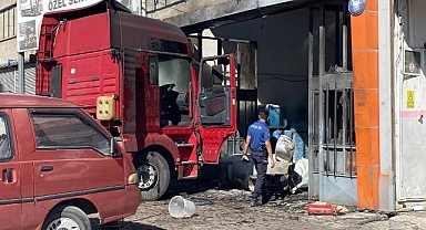Tırın yakıt deposu patladı: 1’i ağır 2 yaralı