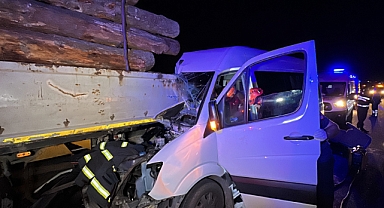 Tomruk yüklü tıra minibüs çarptı: Ölü ve yaralılar var