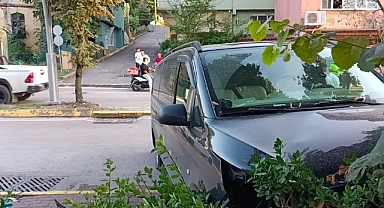 Turistleri taşıyan minibüs ağaca çarptı: 6 yaralı