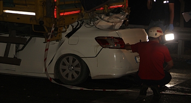Urfa'da otomobil tıra arkadan çarptı: 2 ölü