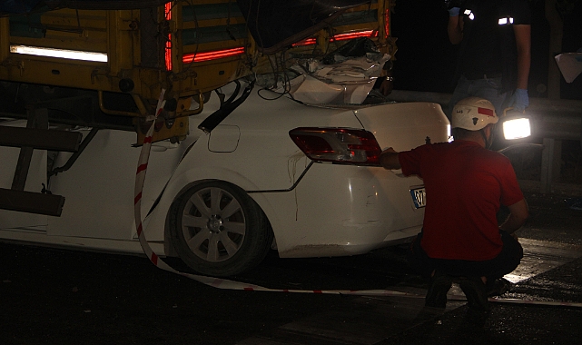 Urfa'da otomobil tıra arkadan çarptı: 2 ölü