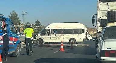 Urfa plakalı tarım işçilerini taşıyan minibüs devrildi: 9 yaralı