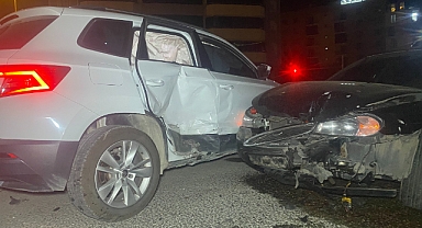 Uşak’ta iki otomobil kavşakta çarpıştı: 5 yaralı