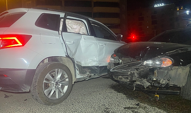 Uşak’ta iki otomobil kavşakta çarpıştı: 5 yaralı