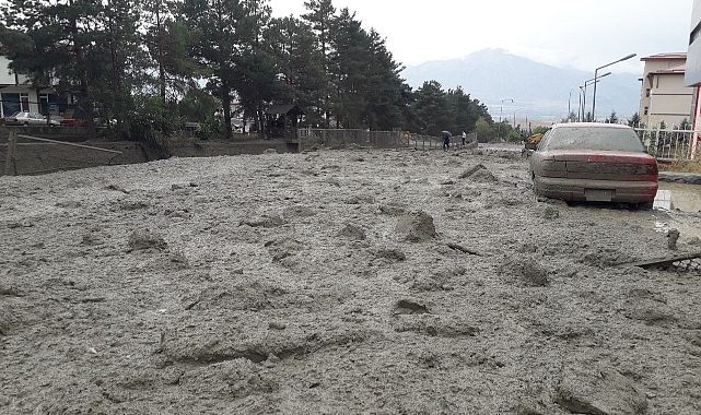 Üzümlü’de sel zarara yol açtı