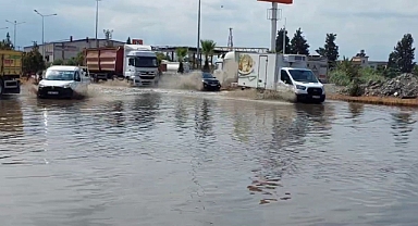 Yağış sonrası yollar göle döndü