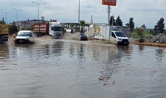 Yağış sonrası yollar göle döndü
