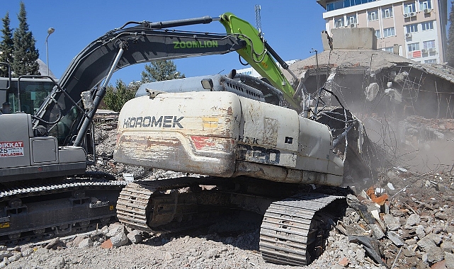 Yıkım esnasında iş makinesi enkaz altında kaldı