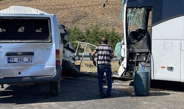 Yolcu otobüsü minibüsle çarpıştı: 1 ölü, 7 yaralı