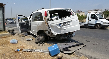 Yoldan çıkan minibüse otomobiller çarptı: 5 yaralı