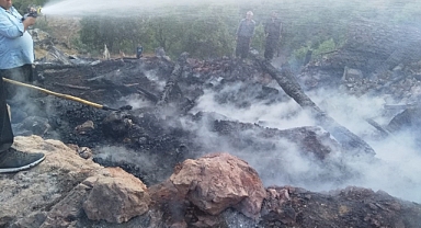 Ağıl yandı çok sayıda keçi telef oldu