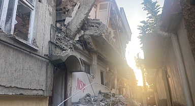 Ağır hasarlı bina mahalleliyi korkutuyor!