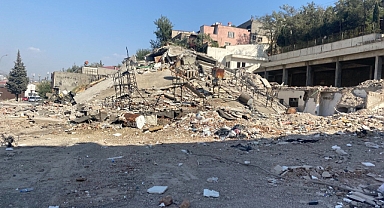 Ağır hasarlı binanın yıkımı felakete yol açıyordu