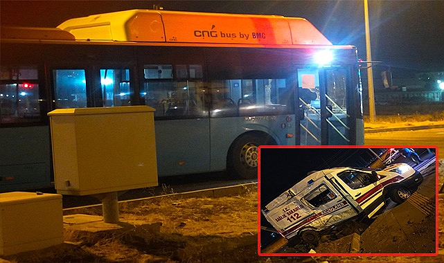 Ambulans ile belediye otobüsü çarpıştı: 3 yaralı