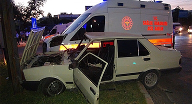 Ambulans otomobille çarpıştı: Yaralılar var