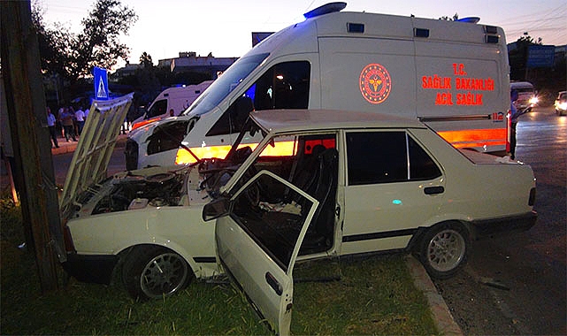 Ambulans otomobille çarpıştı: Yaralılar var