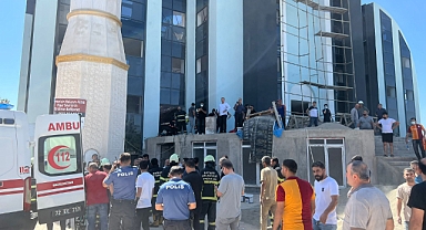 Cami iskelesi çöktü: Yaralılar var