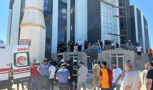 Cami iskelesi çöktü: Yaralılar var
