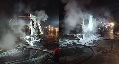 Demir yüklü tırın kupası yandı