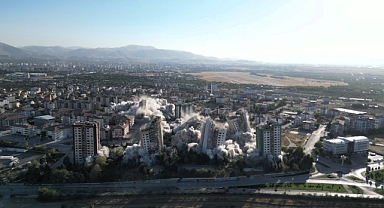 Dünyada ilk kez 15 katlı 9 blok tek seferde patlayıcı ile yıkıldı