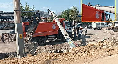 Elektrik direği kamyonun üzerine devrildi