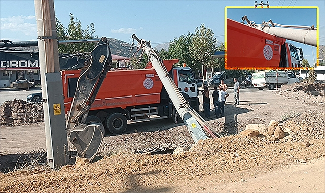 Elektrik direği kamyonun üzerine devrildi