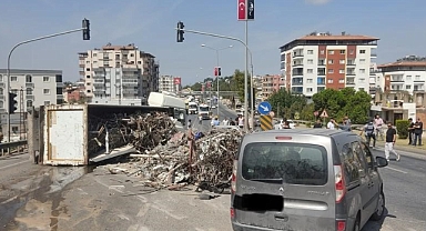 Demirleri taşıyan tır araçların üzerine devrildi